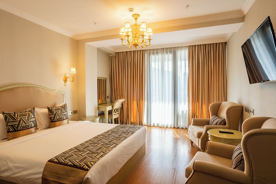 Premium bedding, in-room safe, blackout drapes, soundproofing