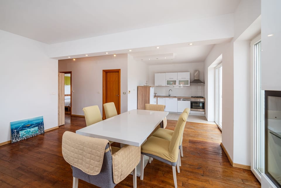 Apartment, 2 Bedrooms, Balcony, Garden View | Dining