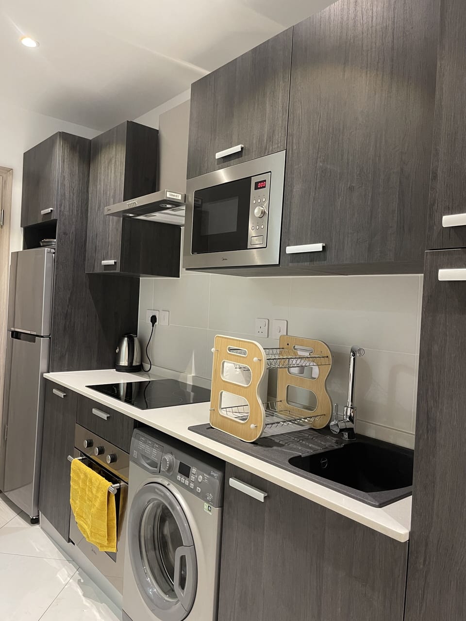 Full-size fridge, microwave, oven, stovetop