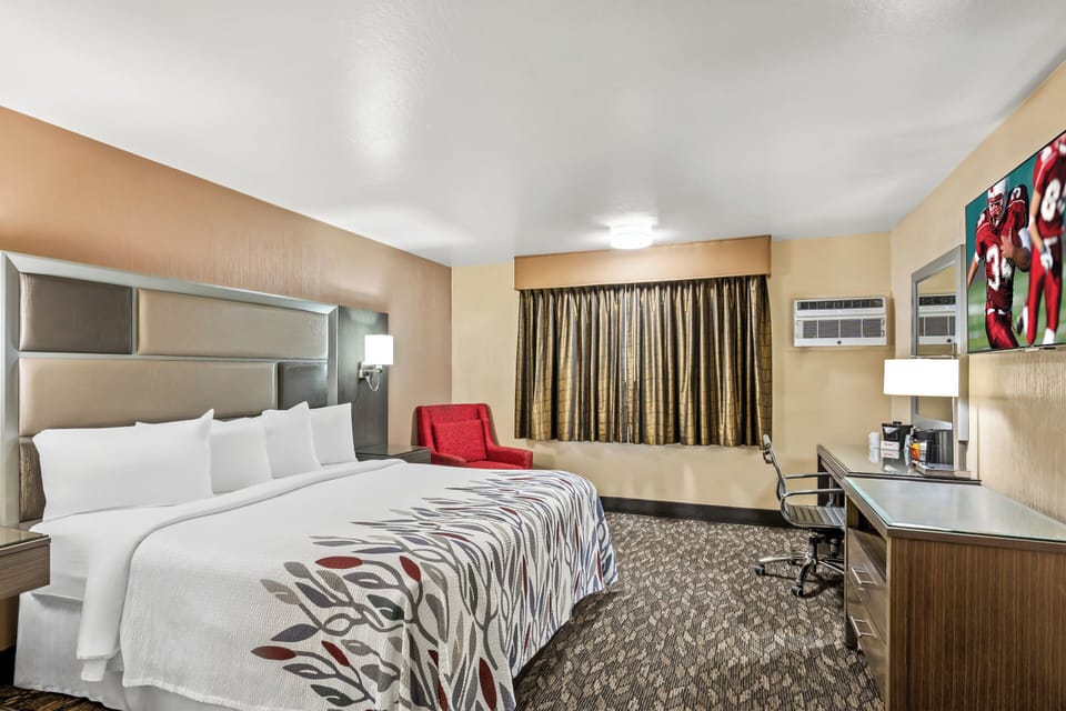 Superior Room, 1 King Bed, Non Smoking | Desk, laptop workspace, WiFi (free), individually furnished