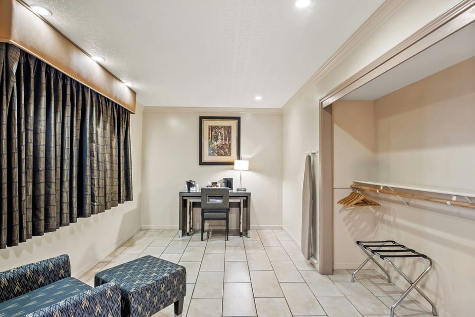 Superior Room, 1 King Bed, Accessible, Non Smoking (Roll-In Shower) | Desk, laptop workspace, WiFi (free), individually furnished