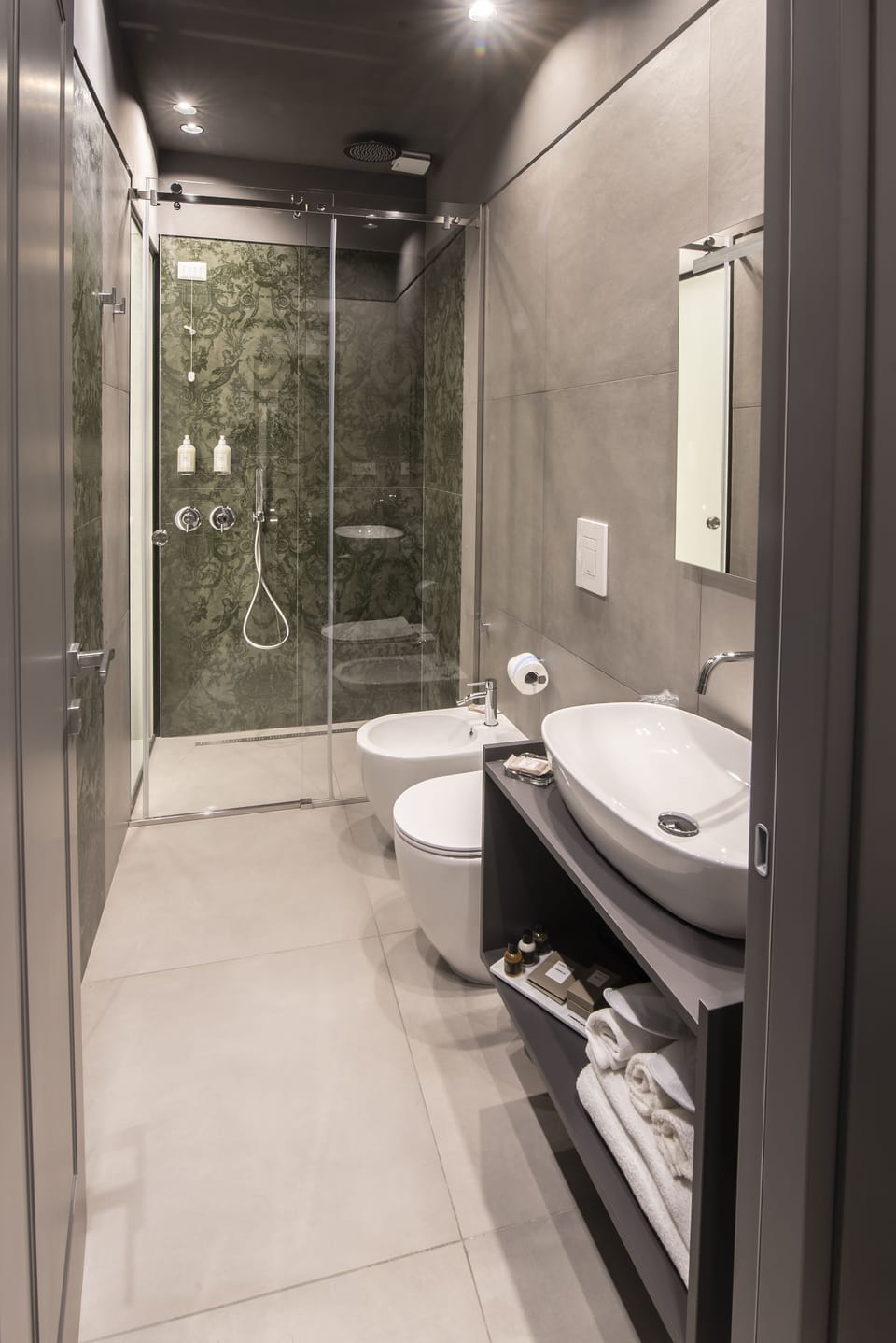 Luxury Triple Room | Bathroom | Shower, rainfall showerhead, designer toiletries, hair dryer