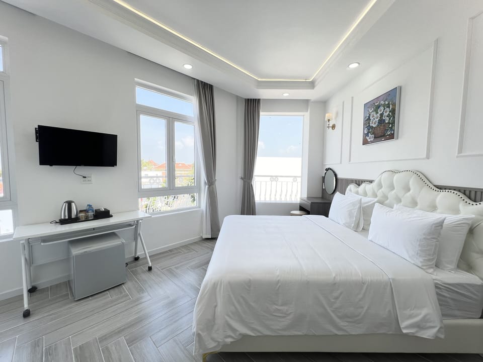 Executive Double Room | Premium bedding, minibar, individually decorated, individually furnished
