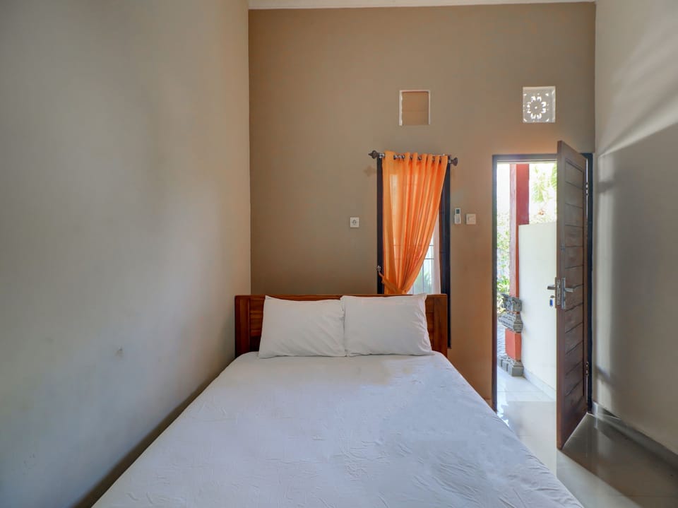 Deluxe Double Room | Laptop workspace, bed sheets