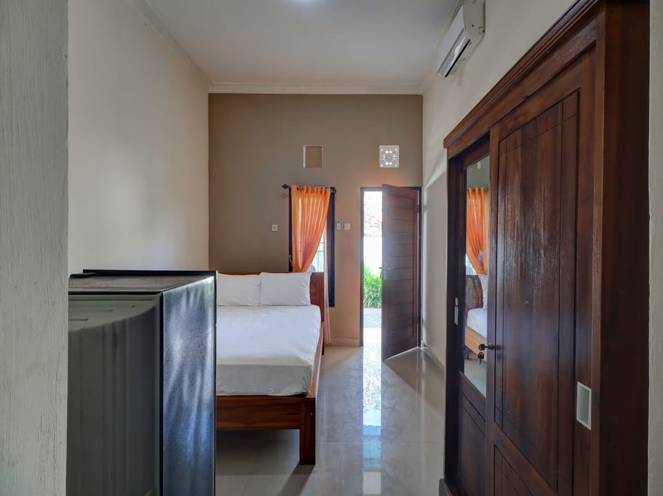 Deluxe Double Room | Laptop workspace, bed sheets