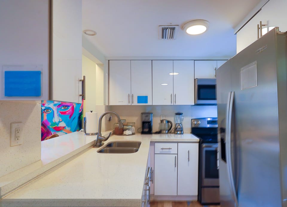 Coffee/tea maker, full-size fridge, microwave, oven