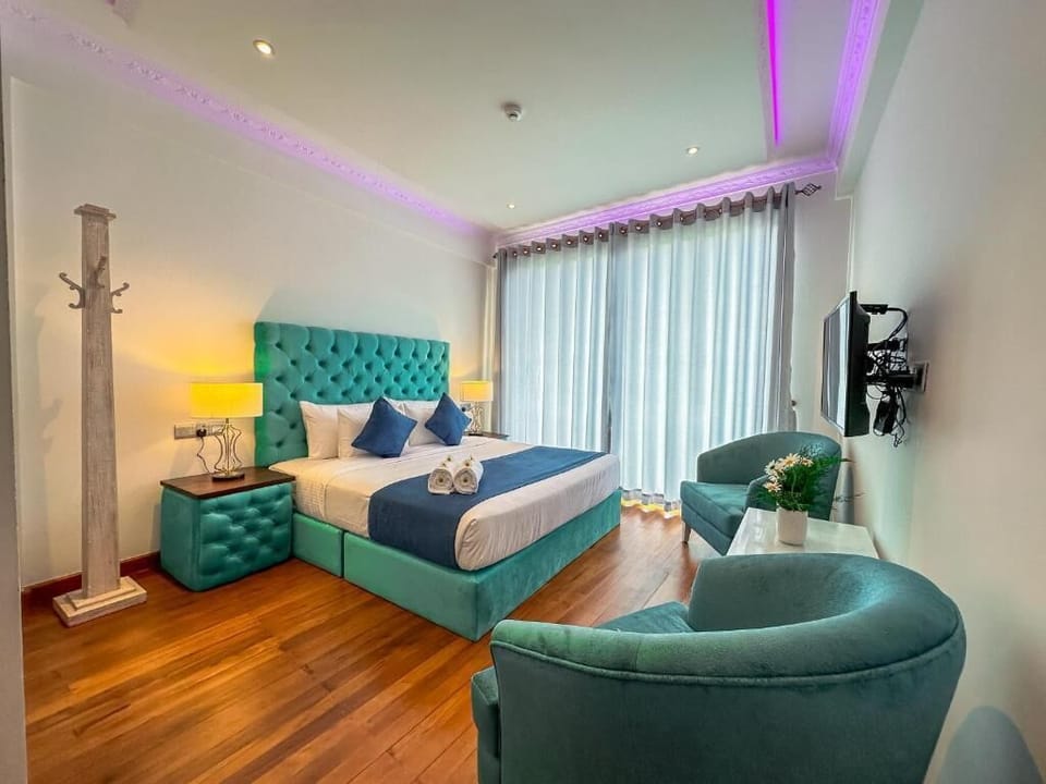 Deluxe Double Room, 1 King Bed, Jetted Tub, Lake View | Egyptian cotton sheets, premium bedding, free WiFi, bed sheets