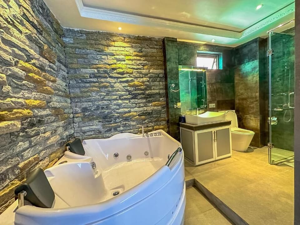 Deluxe Double Room, 1 King Bed, Jetted Tub, Lake View | Jetted tub