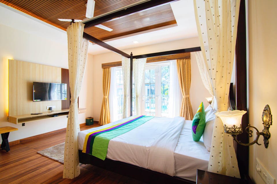 Deluxe Room | Desk, blackout drapes, iron/ironing board, individually furnished