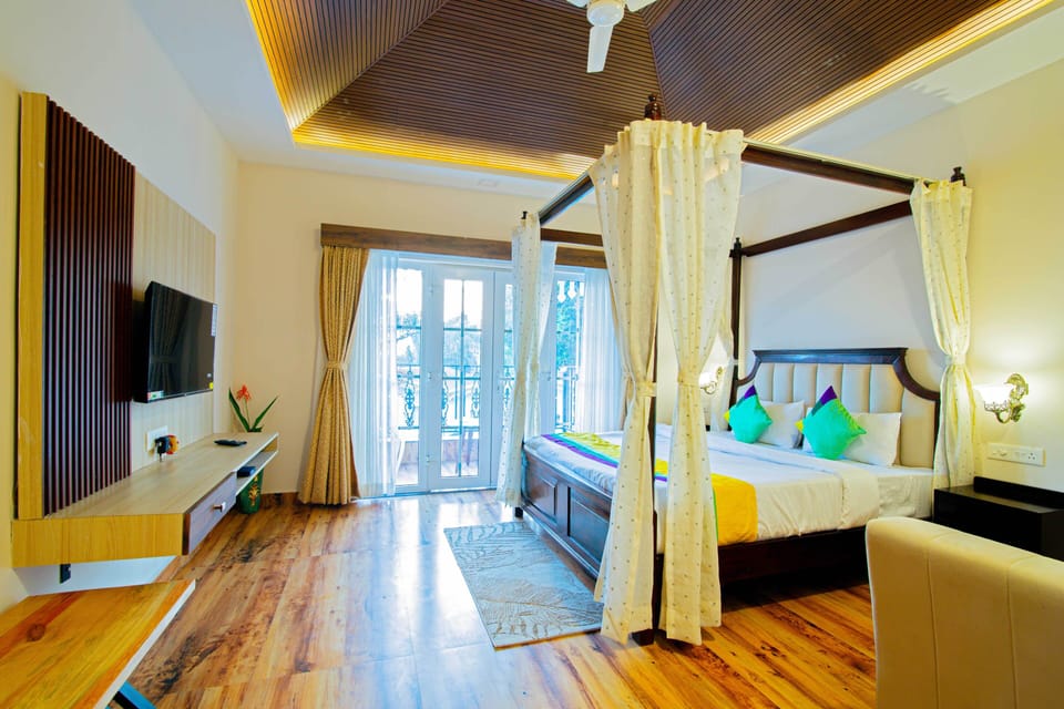 Deluxe Room | Desk, blackout drapes, iron/ironing board, individually furnished