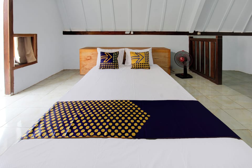 Deluxe Double Room | Laptop workspace, bed sheets