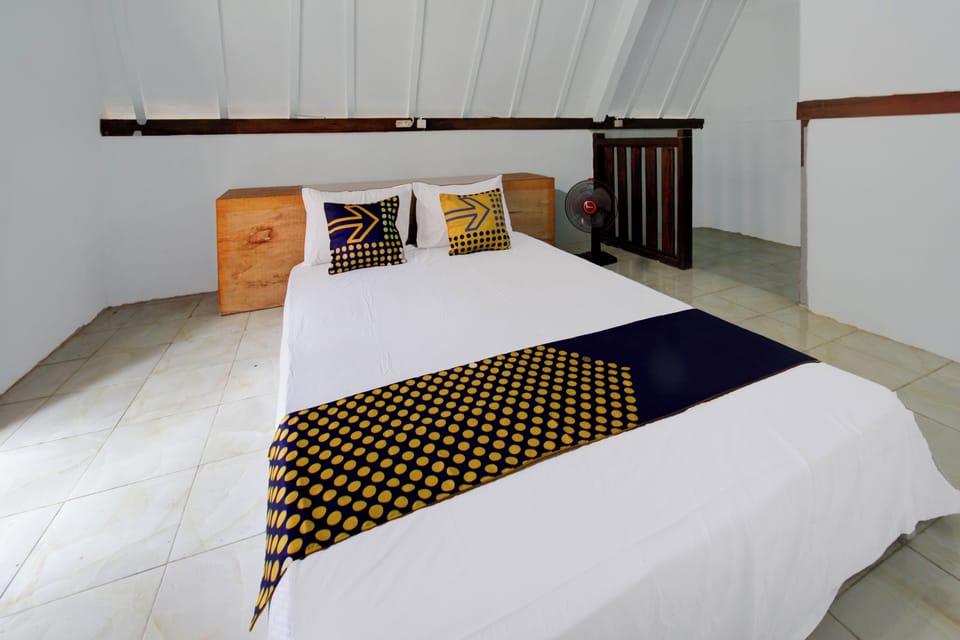 Deluxe Double Room | Laptop workspace, bed sheets