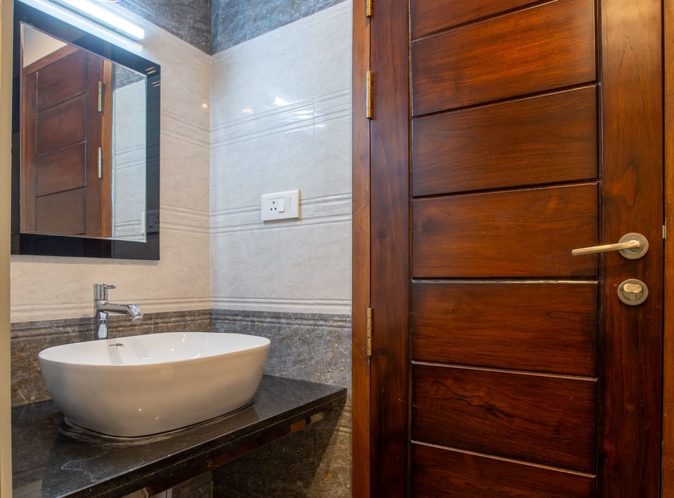Deluxe Double Room | Bathroom | Shower, rainfall showerhead, free toiletries, bidet