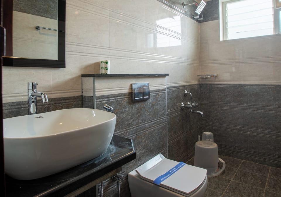Grand Double or Twin Room | Bathroom | Shower, rainfall showerhead, free toiletries, bidet
