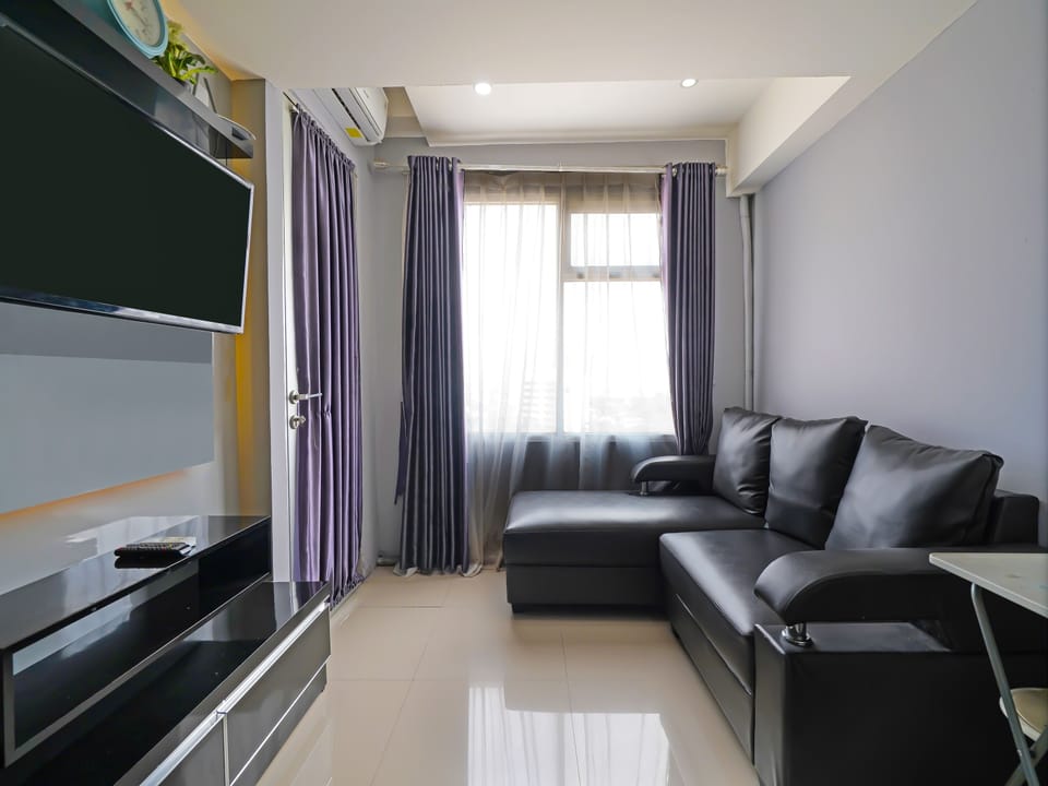 Deluxe Double Room | Living area | 32-inch flat-screen TV with cable channels