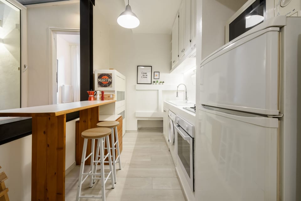 Deluxe Apartment | Private kitchen | Full-size fridge, microwave, oven, stovetop