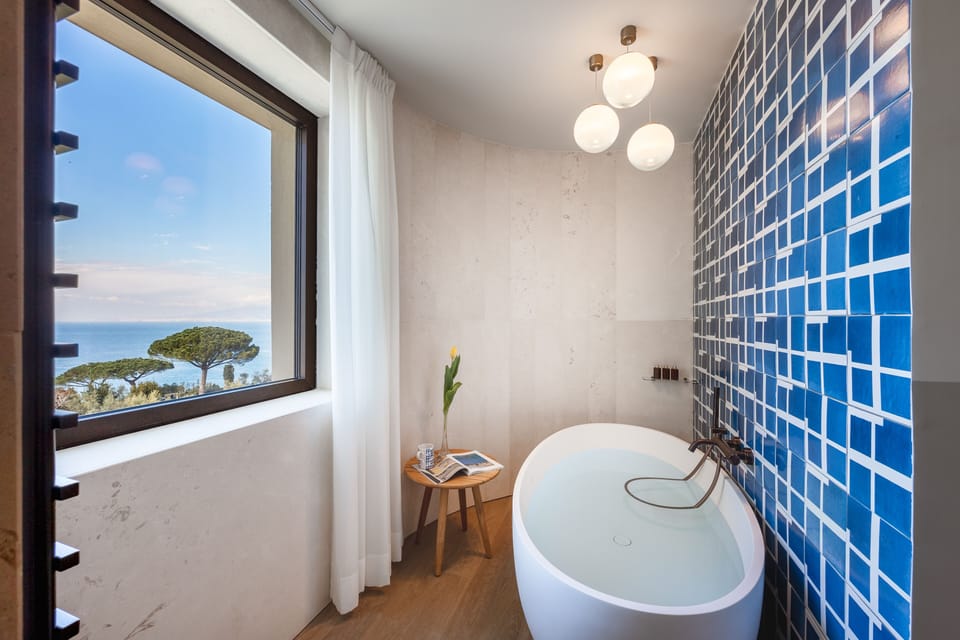Suite Meraviglia | Bathroom | Shower, rainfall showerhead, free toiletries, hair dryer