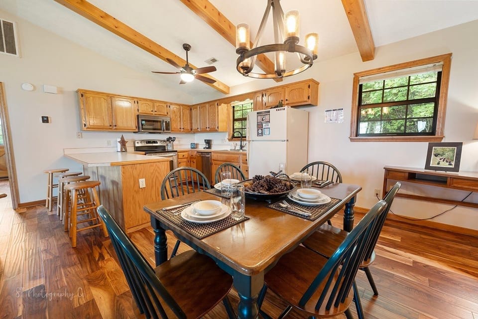 Cabin, 2 Bedrooms | Dining