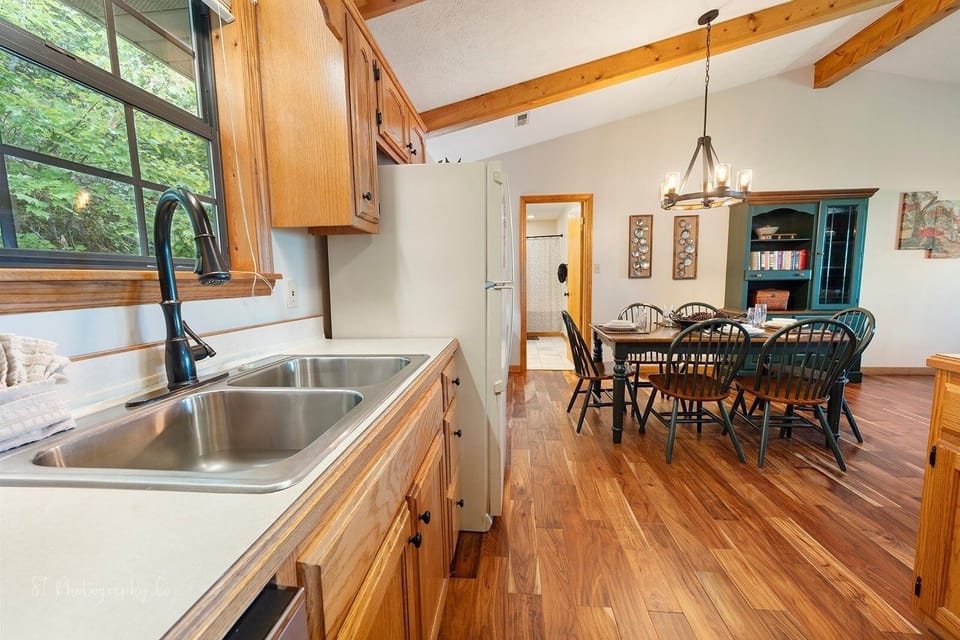 Cabin, 2 Bedrooms | Private kitchen | Fridge, oven, coffee/tea maker, toaster