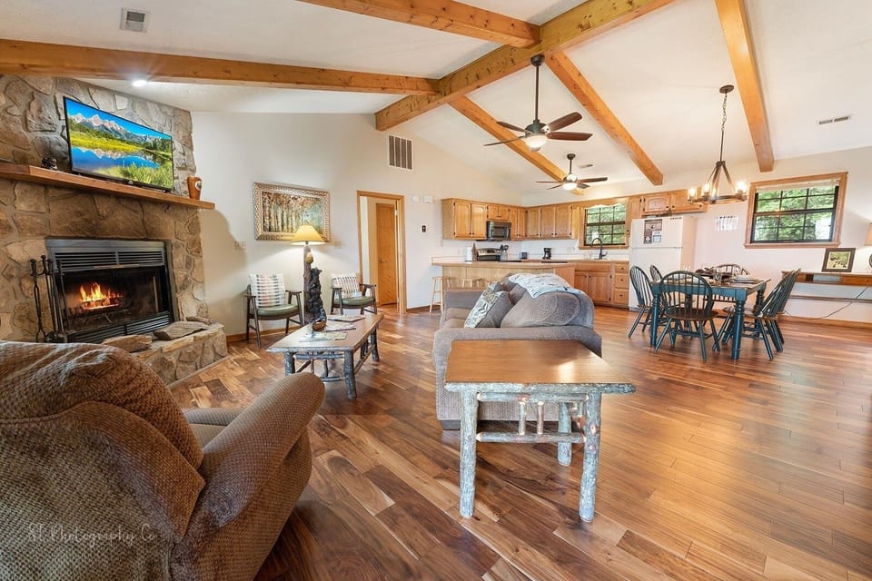 Cabin, 2 Bedrooms | Living area
