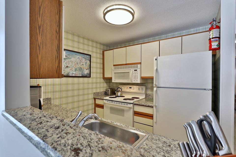 Condo, 1 Bedroom | Private kitchen