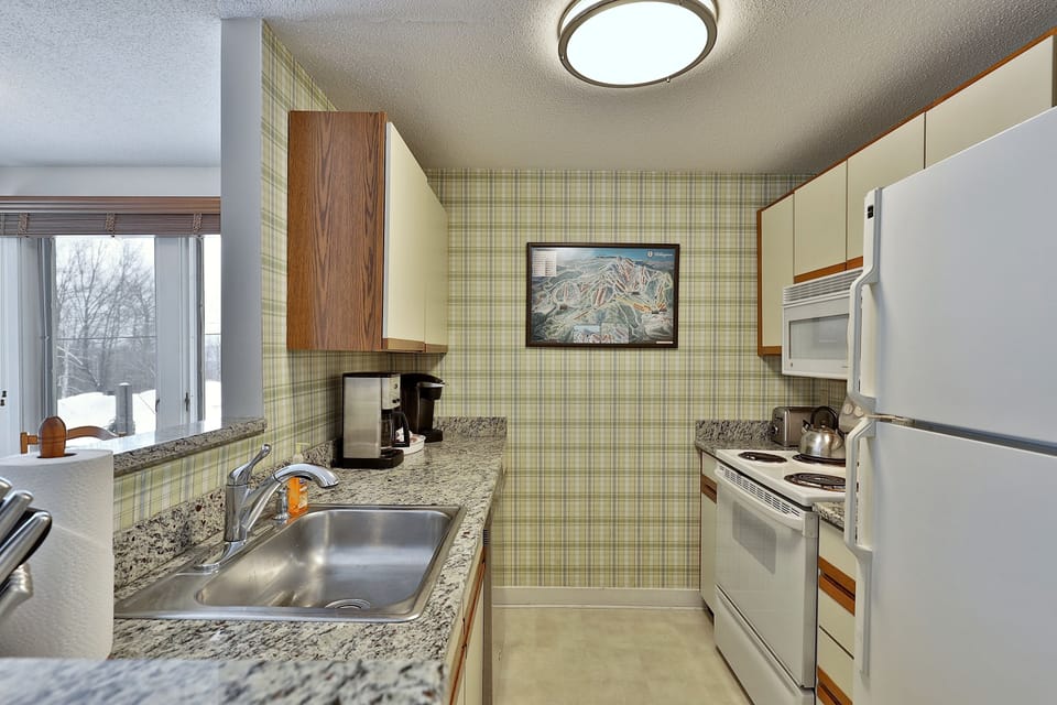 Condo, 1 Bedroom | Private kitchen