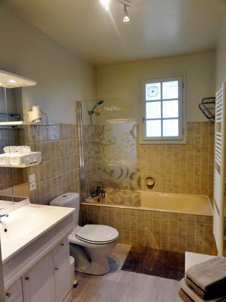 L'Orée Du Bois | Bathroom | Free toiletries, hair dryer