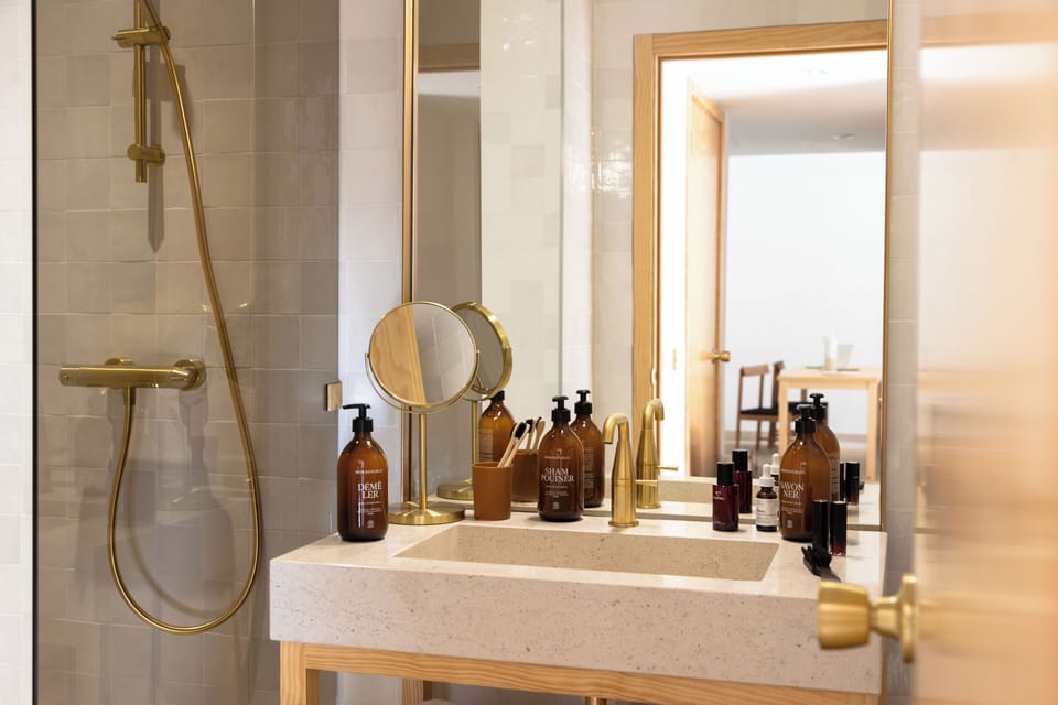 Suite Deluxe, Loggia ou Terrasse | Bathroom | Combined shower/tub, rainfall showerhead, hair dryer, towels