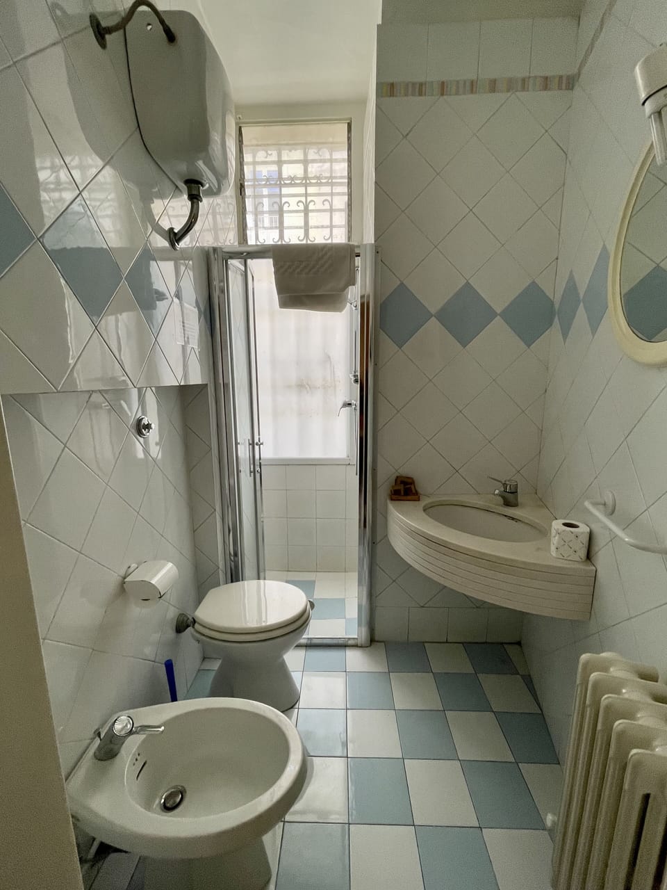 City Double Room | Bathroom | Shower, rainfall showerhead, free toiletries, hair dryer
