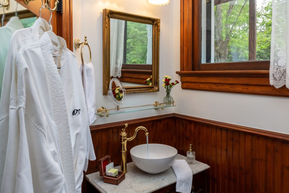 Green Room (2nd Floor) | Bathroom | Hair dryer, bathrobes, slippers, towels