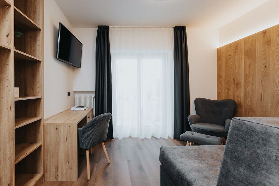 Panoramic Suite | Living area | Flat-screen TV