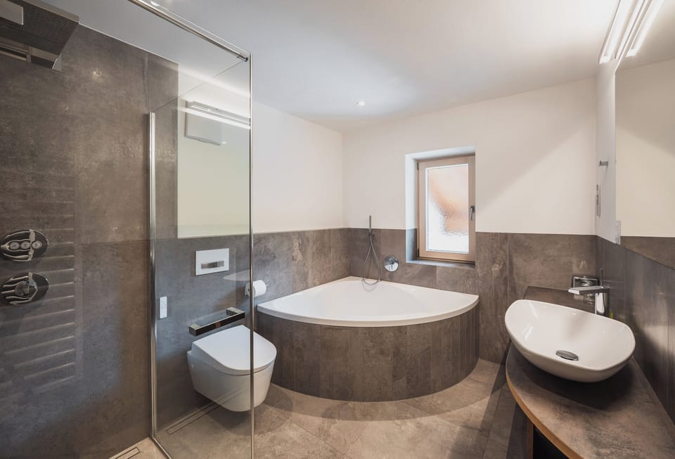 Junior Suite | Bathroom | Free toiletries, hair dryer, bathrobes, towels