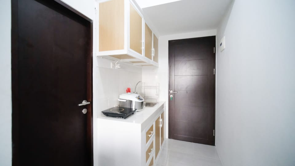 Studio | Private kitchen | Full-size fridge, stovetop