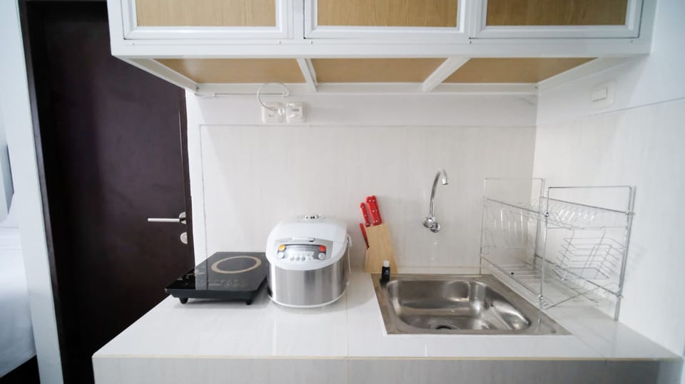 Studio | Private kitchen | Full-size fridge, stovetop