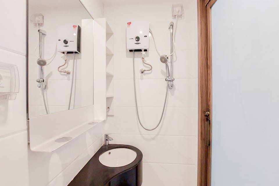 Studio | Bathroom | Shower, free toiletries, towels