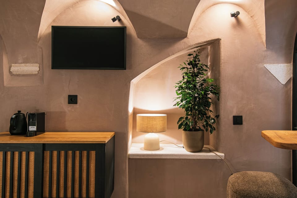 Basic Room | Egyptian cotton sheets, premium bedding, memory foam beds, in-room safe