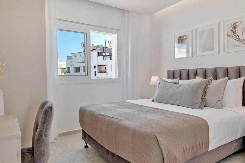 Luxury Apartment | 2 bedrooms, in-room safe, blackout drapes, iron/ironing board