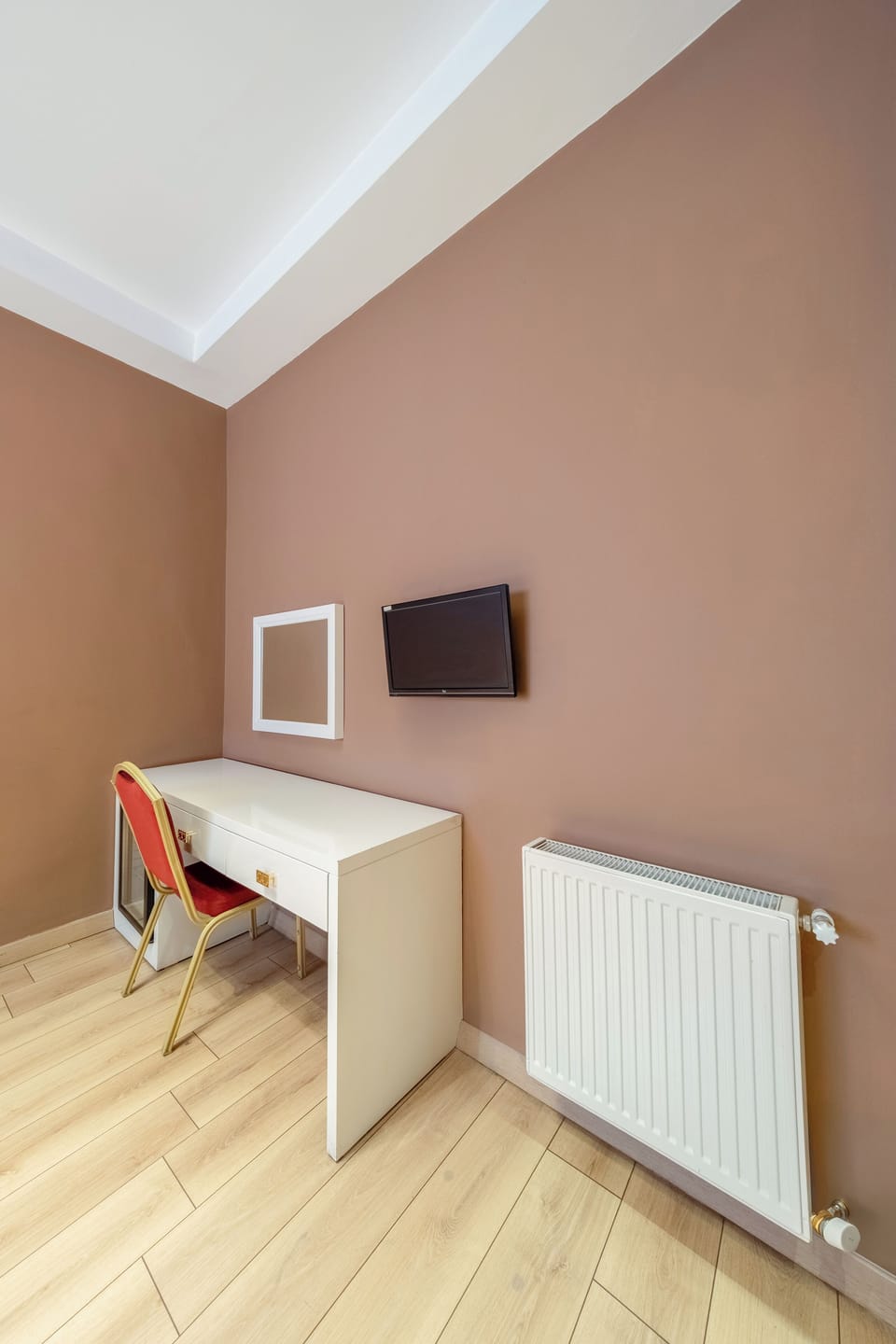 Deluxe Room | Premium bedding, free minibar items, desk, laptop workspace