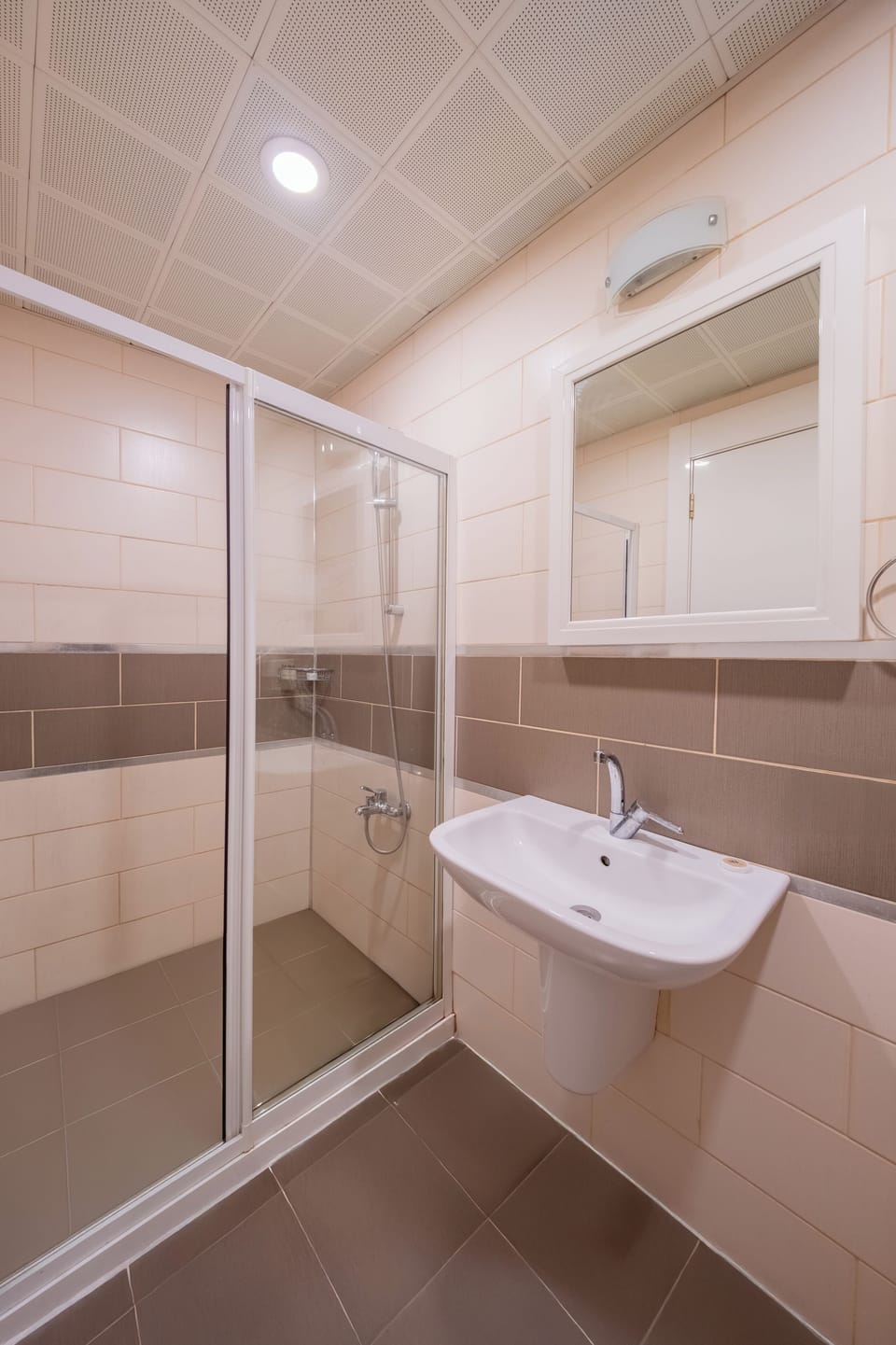 Standard Room | Bathroom | Designer toiletries, hair dryer, slippers, towels