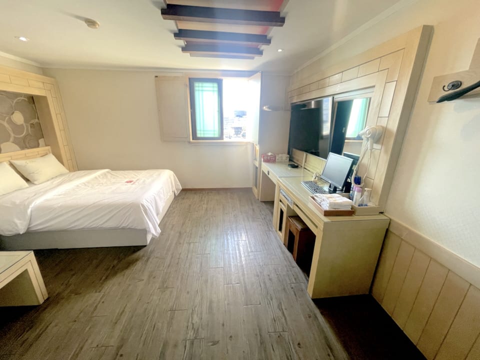 Basic Room | Desk, laptop workspace, soundproofing, free WiFi