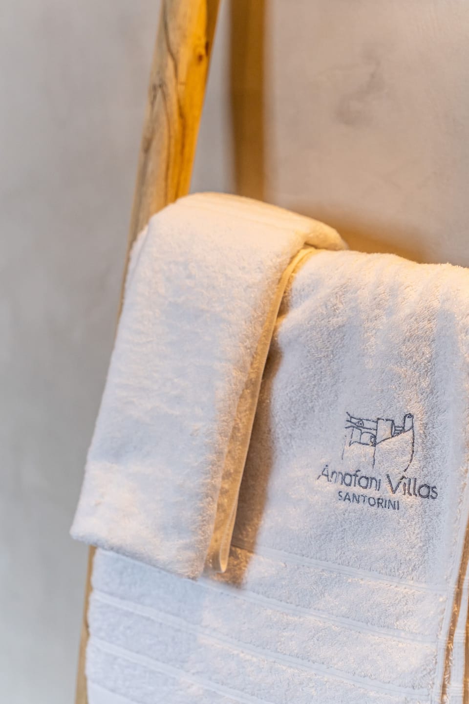 Shower, rainfall showerhead, free toiletries, hair dryer
