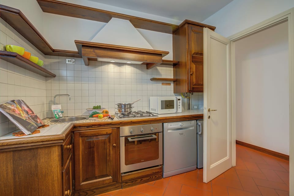 Family Apartment, Multiple Bedrooms, 2 Bathrooms, Beachside (La Casa di Maddalena Stresa Centro) | Private kitchen | Fridge, microwave, oven, stovetop