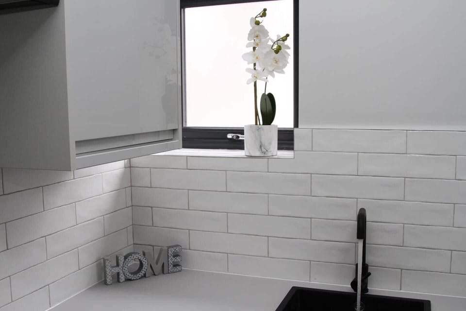Studio | Bathroom | Shower, hair dryer, towels