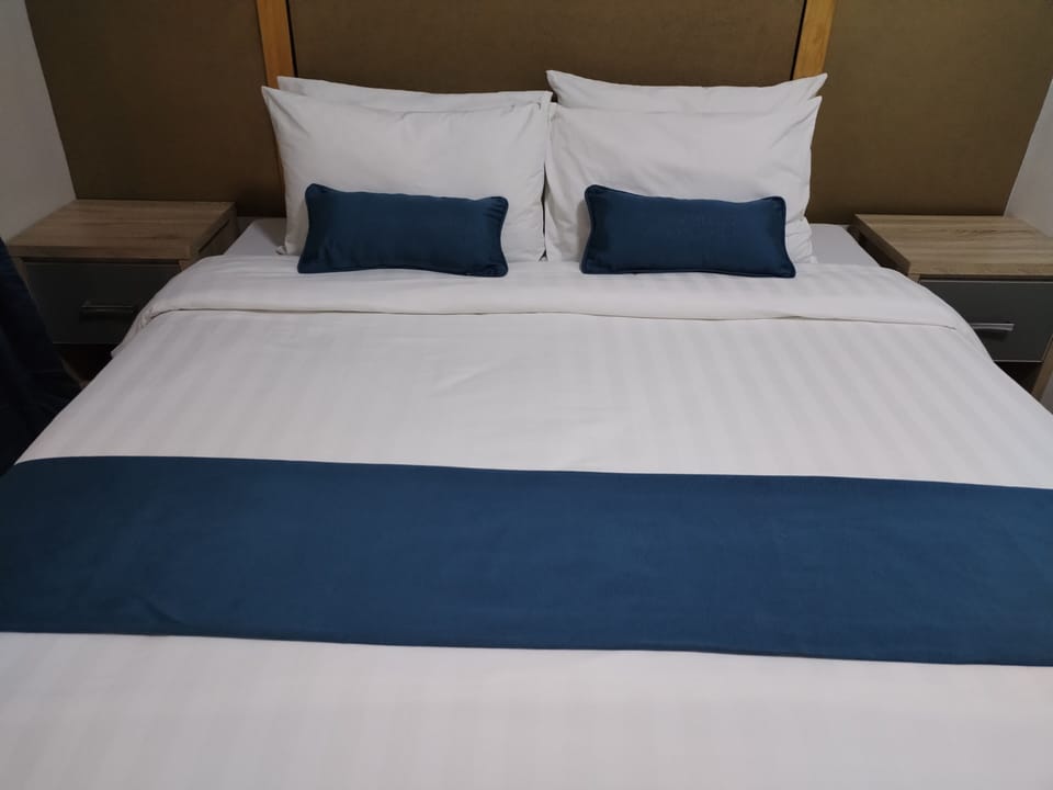 Junior Suite | Hypo-allergenic bedding, in-room safe, individually decorated