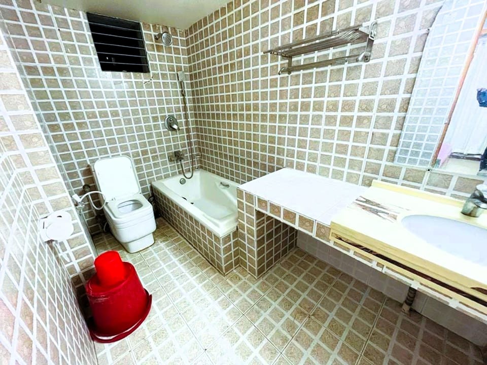 Deluxe Quadruple Room | Bathroom | Shower, free toiletries, towels, soap
