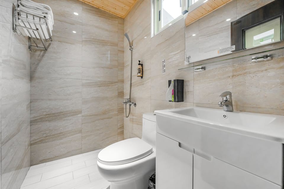 Japanese-style Quadruple Room | Bathroom | Shower, hair dryer, towels, shampoo