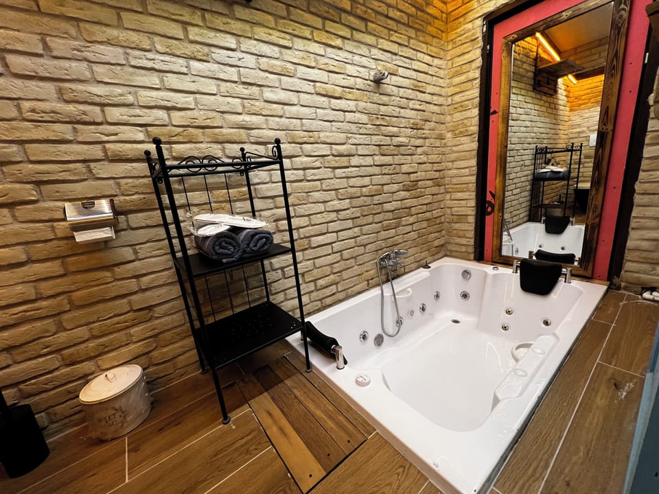 BAHCE KULUBELER | Bathroom | Hair dryer, towels, soap, shampoo