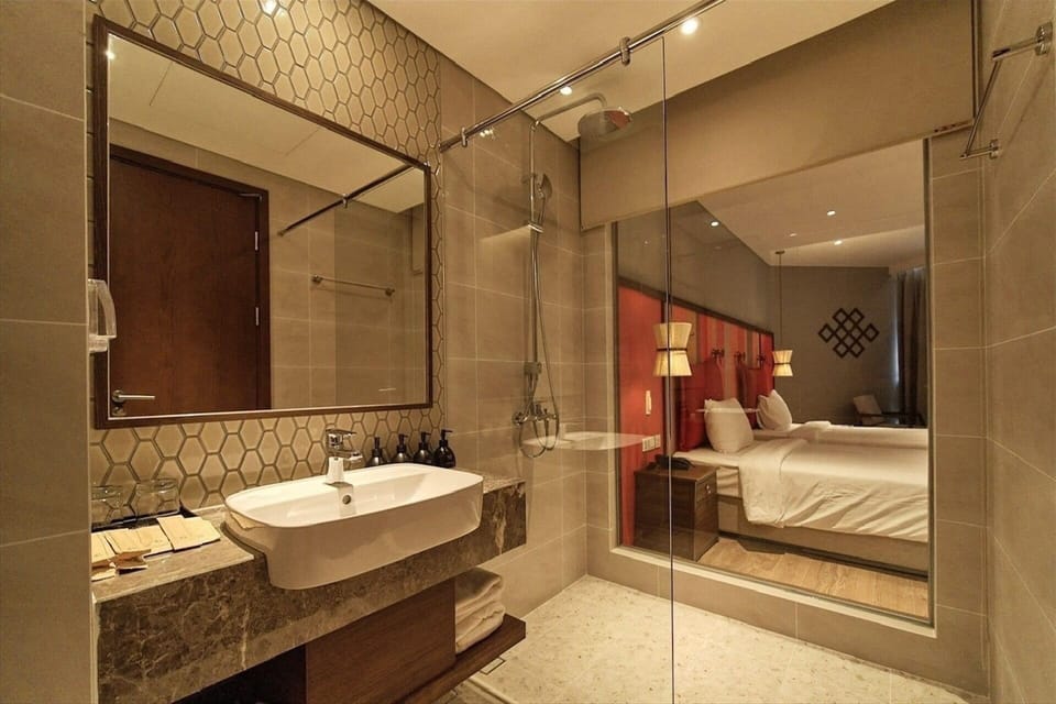 Family Twin Room | Bathroom | Shower, rainfall showerhead, free toiletries, hair dryer