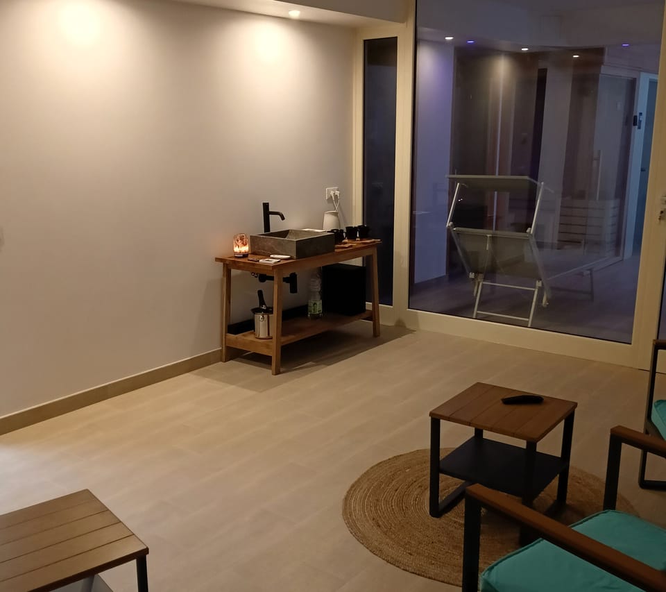 Couples treatment rooms, body treatments, deep-tissue massages