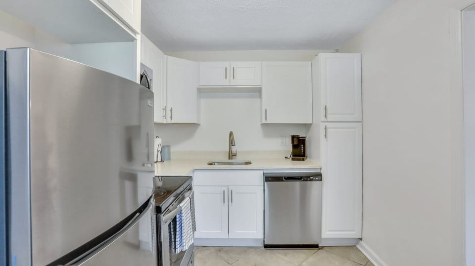 Luxury Apartment | Private kitchen | Full-size fridge, microwave, oven, stovetop